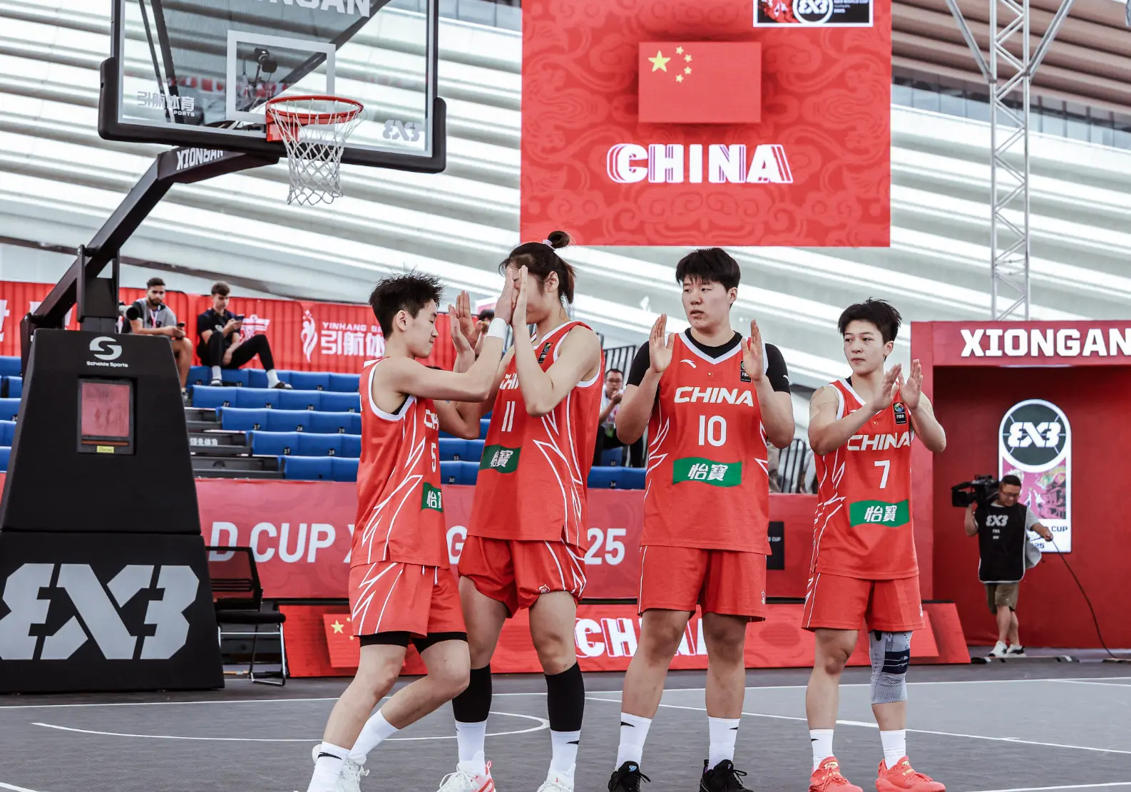 人作为替补, 三篮的男女